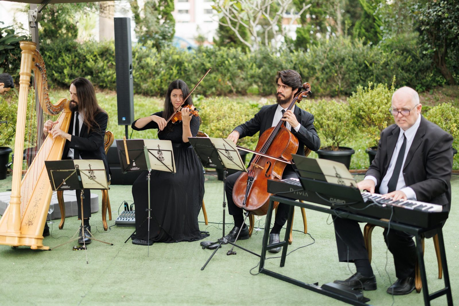 Quarteto de cordas e harpa do Quartilis em casamento ao ar livre em Curitiba